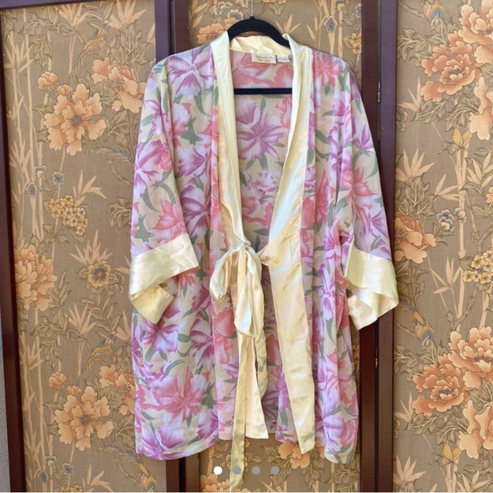 Vintage Victoria’s Secret robe 💖